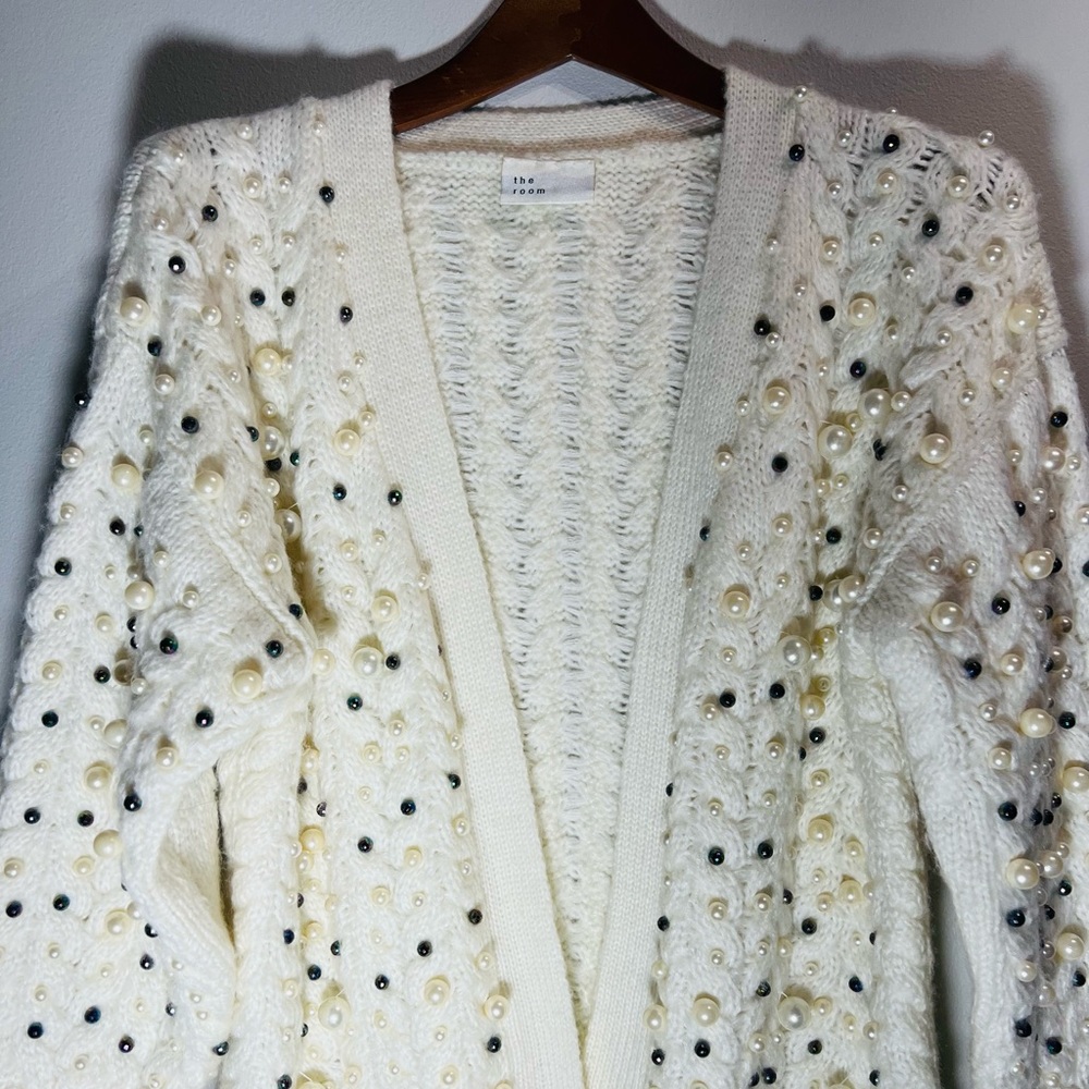 White Pearl Detailed Knit Cardigan**Small $348 - Picture 4 of 8